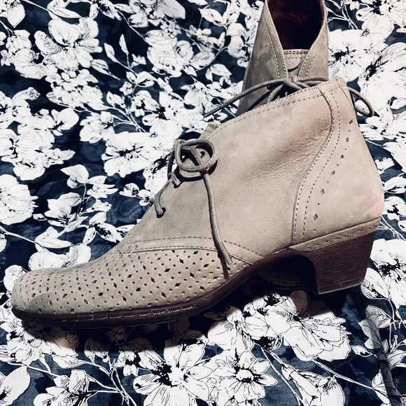 Cobb Hill by New Balance Booties - Picture 1 of 12